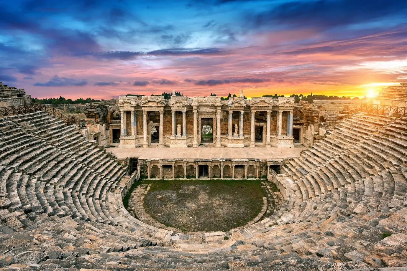 Das Amphitheater der antiken Stadt Hierapolis bei Sonnenuntergang in Pamukkale, Türkei.
