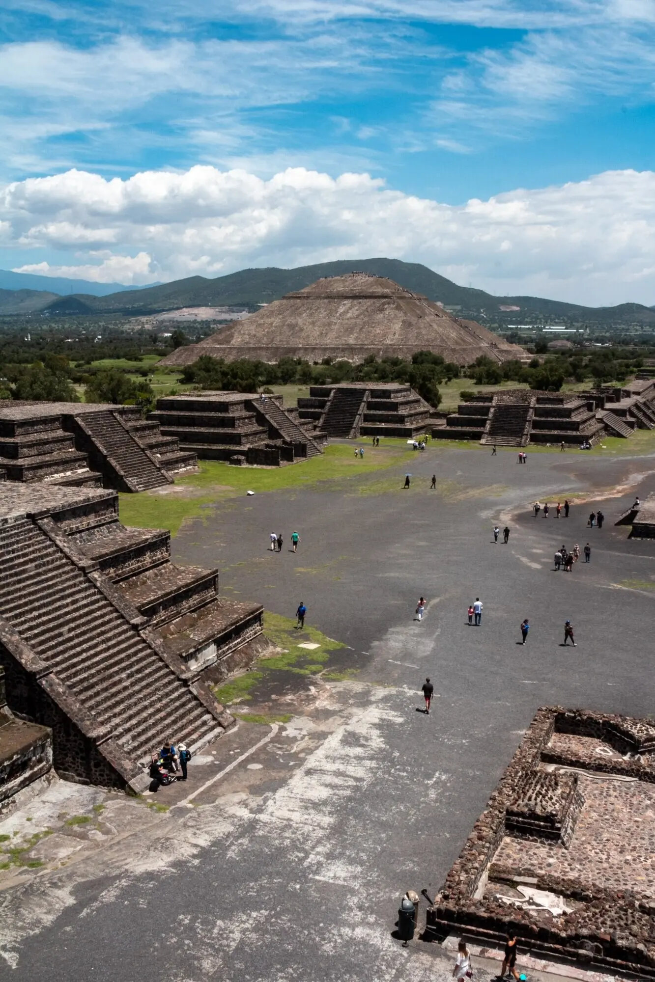 Hochformataufnahme von Menschen, die die Pyramiden von Teotihuacán in Mexiko besichtigen.